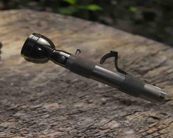 供应3个光强光镍镉电池组强光手电QG-350